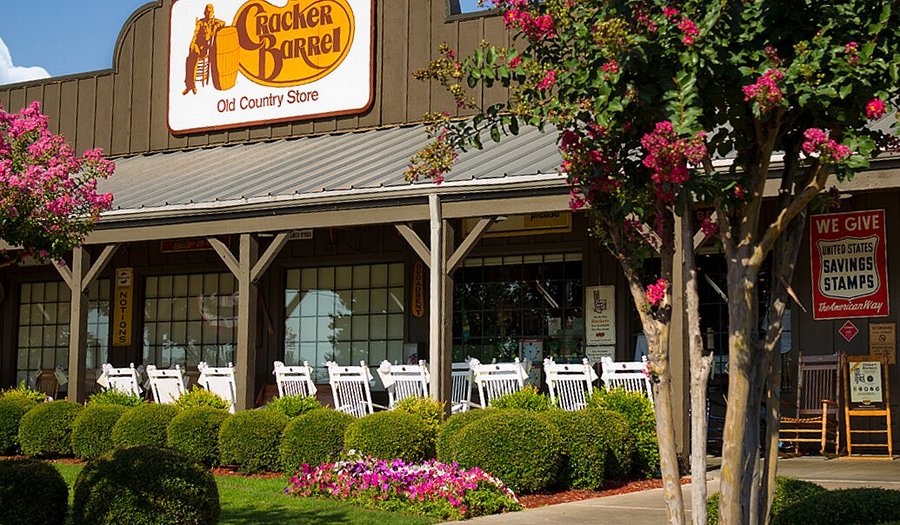 Cracker Barrel Old Country Store: Restaurante estilo sureño con comida casera y decoración vintage