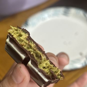 Mercado callejero de día: colores vibrantes, comida callejera y artesanía