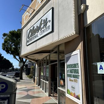 Mercado de Nutrición y Alimentos Naturales Clark’s en Riverside – Productos Saludables y Frescos
