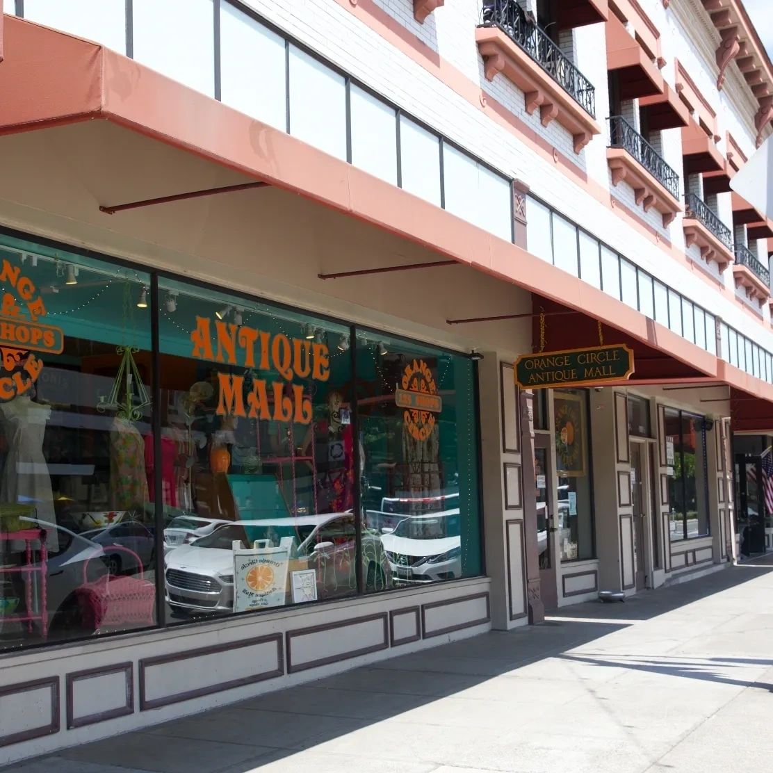 Círculo Naranja en Mercado Antiguo Vintage – Decoración Retro y Hallazgos Únicos