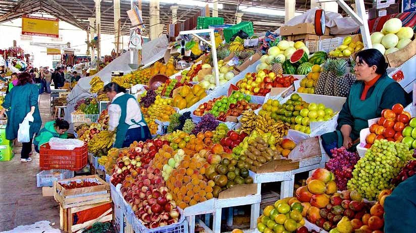 Descubre el vibrante mercado peruano: frutas, artesanía y tradición