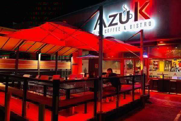 AZUK FINE COFFEE & BISTRO – Café gourmet, brunch y ambiente moderno en el corazón de la ciudad