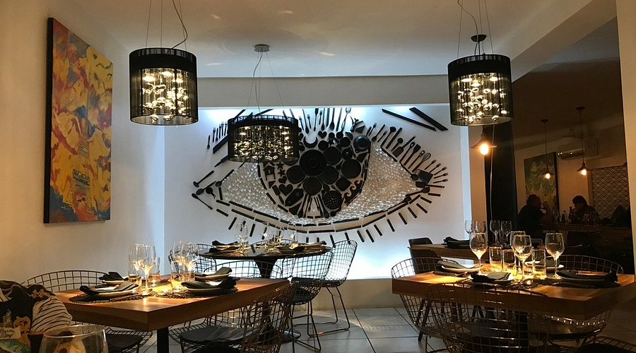 Mesa de Cocina y Vinatería: diseño moderno, madera natural y espacio ideal para servir vinos