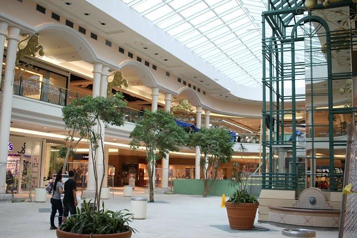 Plaza del Caribe: Vista panorámica de arquitectura moderna y tiendas de lujo en la zona costera