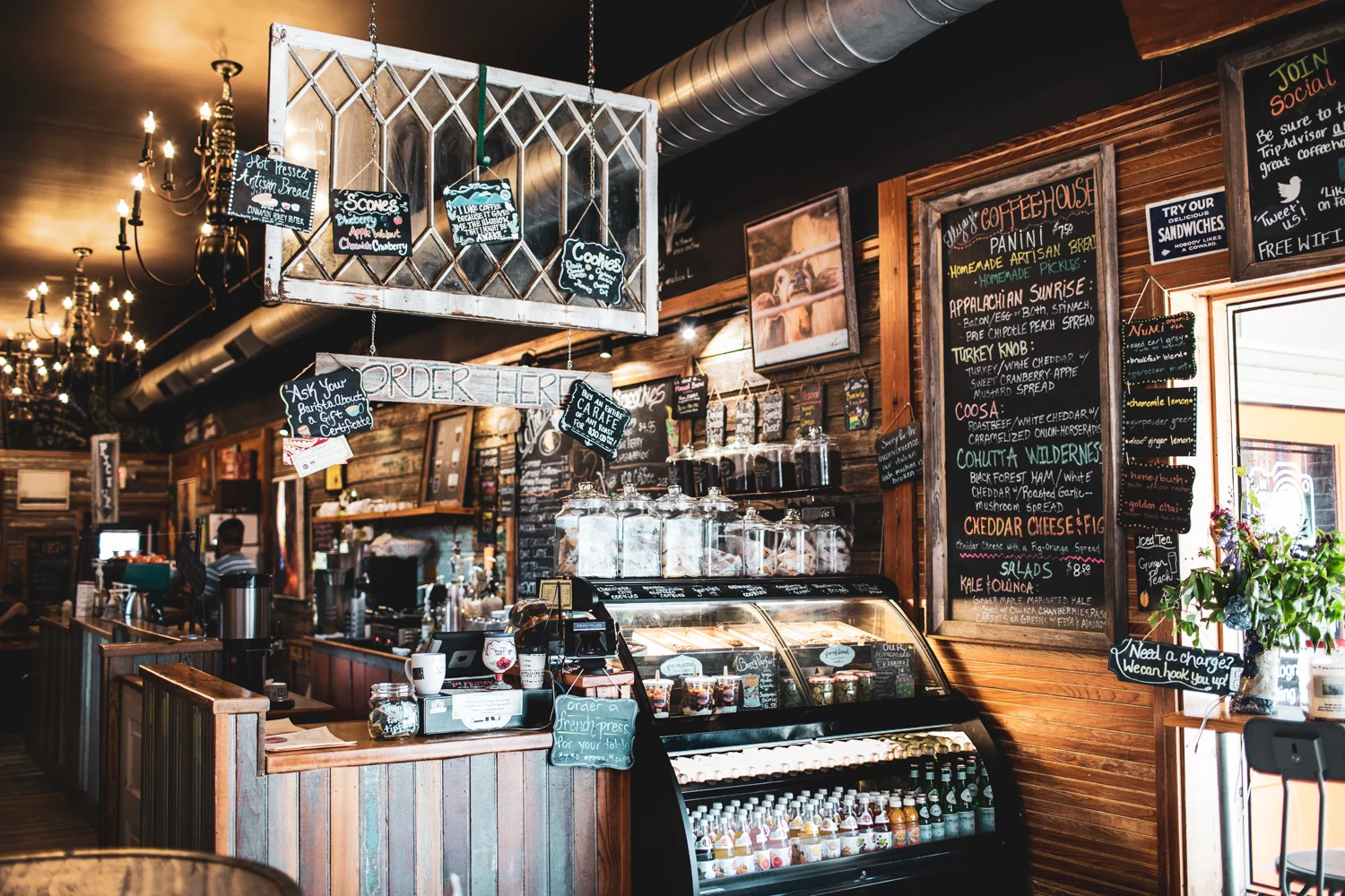 Café acogedor: interior de Coffee House con taza de espresso, decoración vintage y ambiente relajado