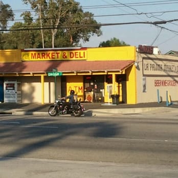 Descubre el Mercado La Paloma: colores vivos, productos frescos y ambiente auténtico