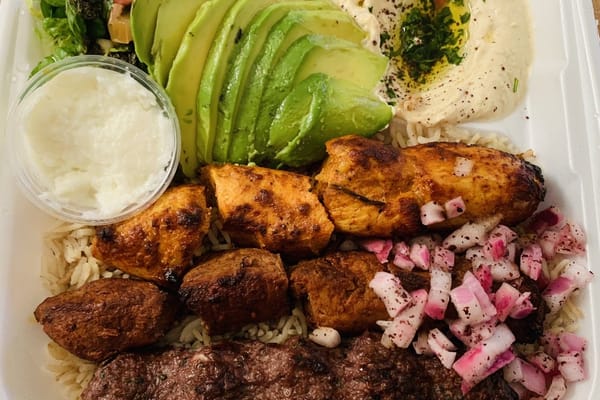 Tomates rojos frescos en el Mercado de Agricultores – Color y sabor de temporada