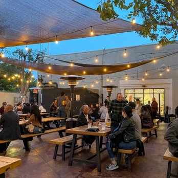 Whittier Brewing Company – Cerveza Artesanal de California – Logo y Botellas