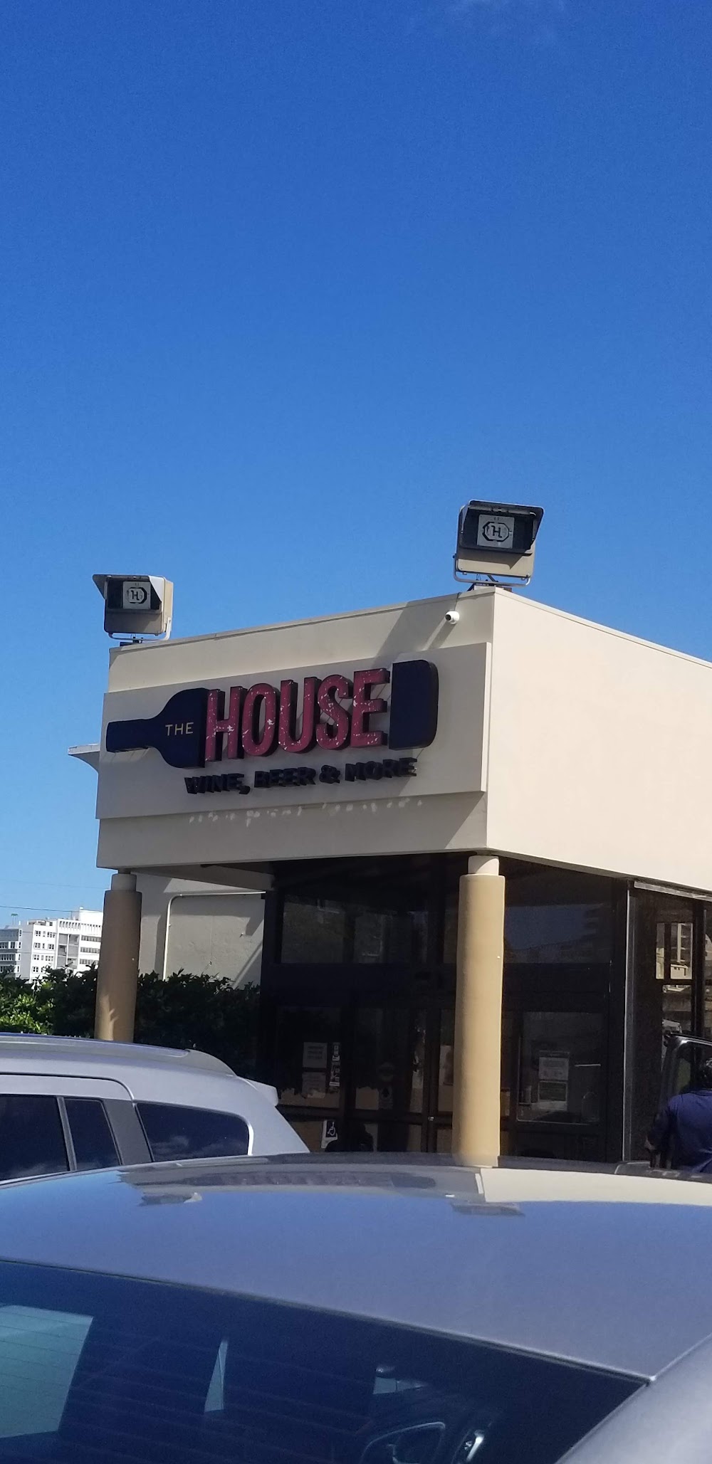 The House – Vino, Cerveza y Más en Condado | Bar y Licorería Premium