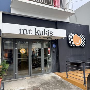 Mr. Kukis en Santurce: Vibrante mural urbano que captura la esencia del arte callejero puertorriqueño