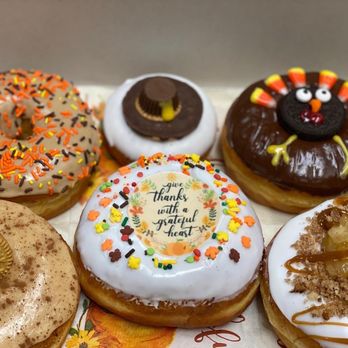 Donut Town Highland – Ilustración colorida de la ciudad de donuts en las Tierras Altas