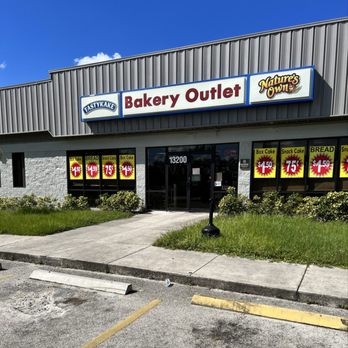 Flores y Panadería Outlet: Pasteles Decorados, Ofertas Exclusivas y Dulces Artesanales