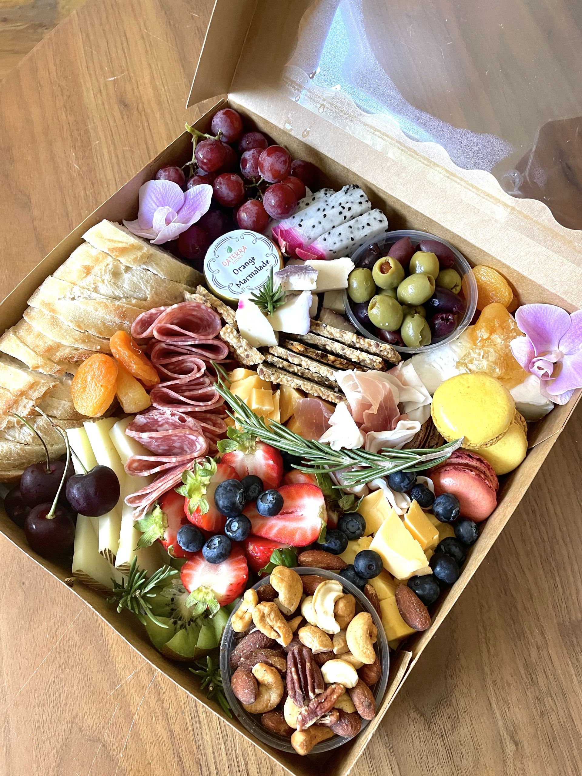 DaTerra Charcuterie: Tabla Gourmet de Embutidos y Quesos para Fiestas y Snacks