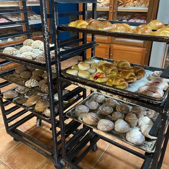 Panadería Reynera 7: Deliciosos pasteles y bollería artesanal en LA