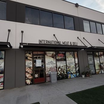 Carnes internacionales y delicatessen: selección premium de embutidos y quesos