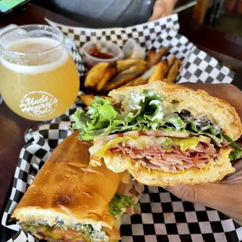 Deliciosos sándwiches en Uncle Henrys Deli – Comida casera y café de calidad